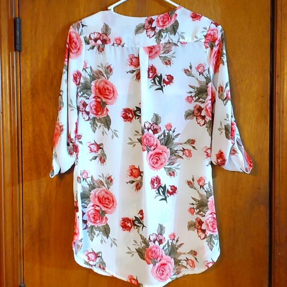 RUE21 Floral V-Neck Tunic. - Picture 2 of 8